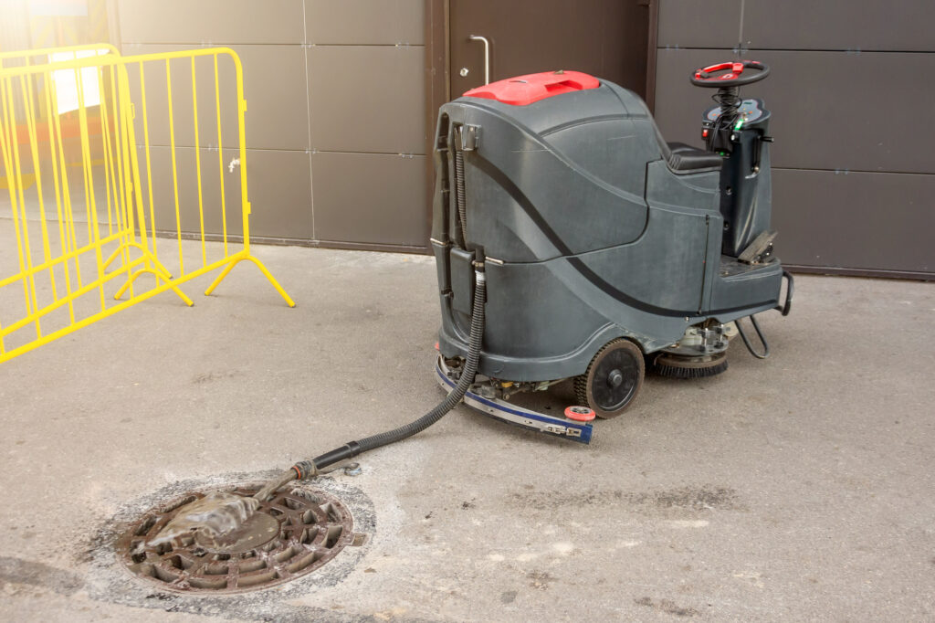 Maszyna do mycia posadzek odprowadzająca wodę do odpływu